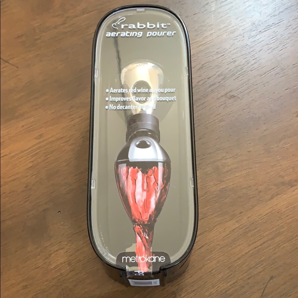 Rabbit aerating pourer